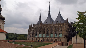 Kutná Hora: výlet na menhiry, procházka parkem a okolo Chrámu sv. Barbory