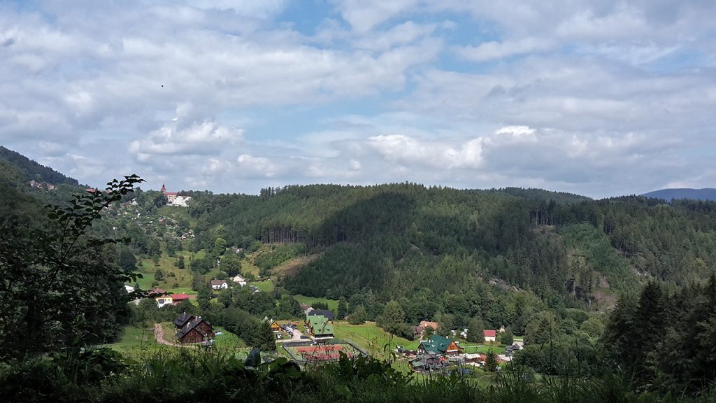 Pohled do údolí pod Žacléřem, vzadu kostel v Žacléři