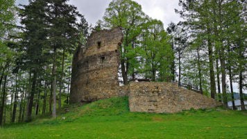 Zastávka na Vysočině u zříceniny hradu Dalečín a místního zámku