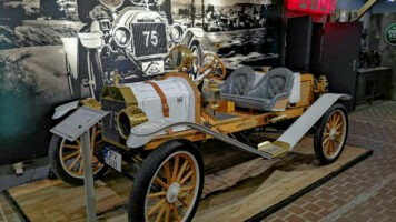 Jindřichohradeckou úzkokolejkou do muzea amerických autoveteránů v Nové Bystřici